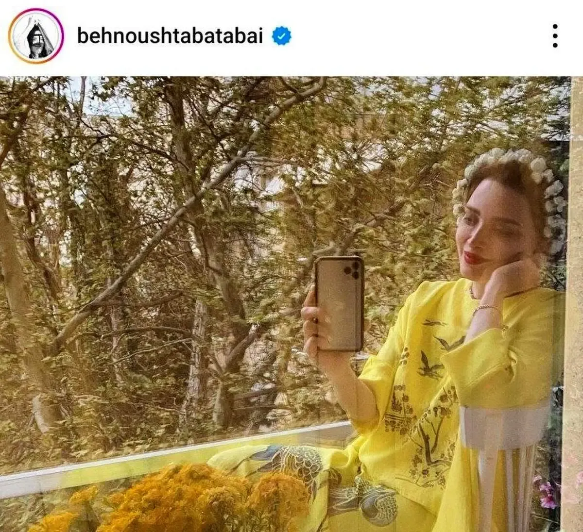 استایل زردرنگ بهنوش طباطبایی در بالکن خانه/ عکس