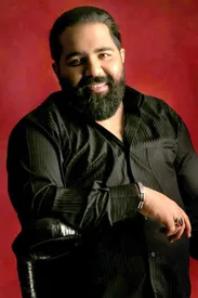 دختر جوان در کنسرت رضا صادقی با سرُم!/ ببینید