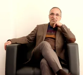 افرادی در کشور مسئولیت دارند که در زمان متوقف شده‌اند