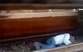 نجات معجزه آسای یک مرد از زیر قطار