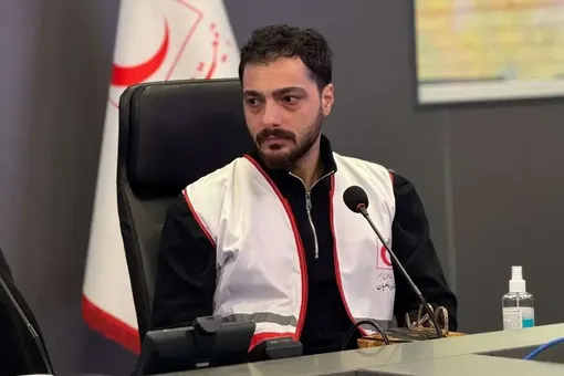 سجاد بابایی در کنار امدادگران هلال احمر/ عکس