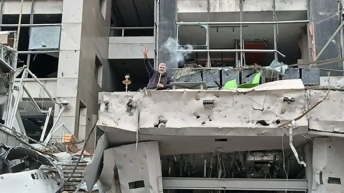 قلیان کشیدن یک لبنانی در بالکن خانه موشک‌خورده‌اش