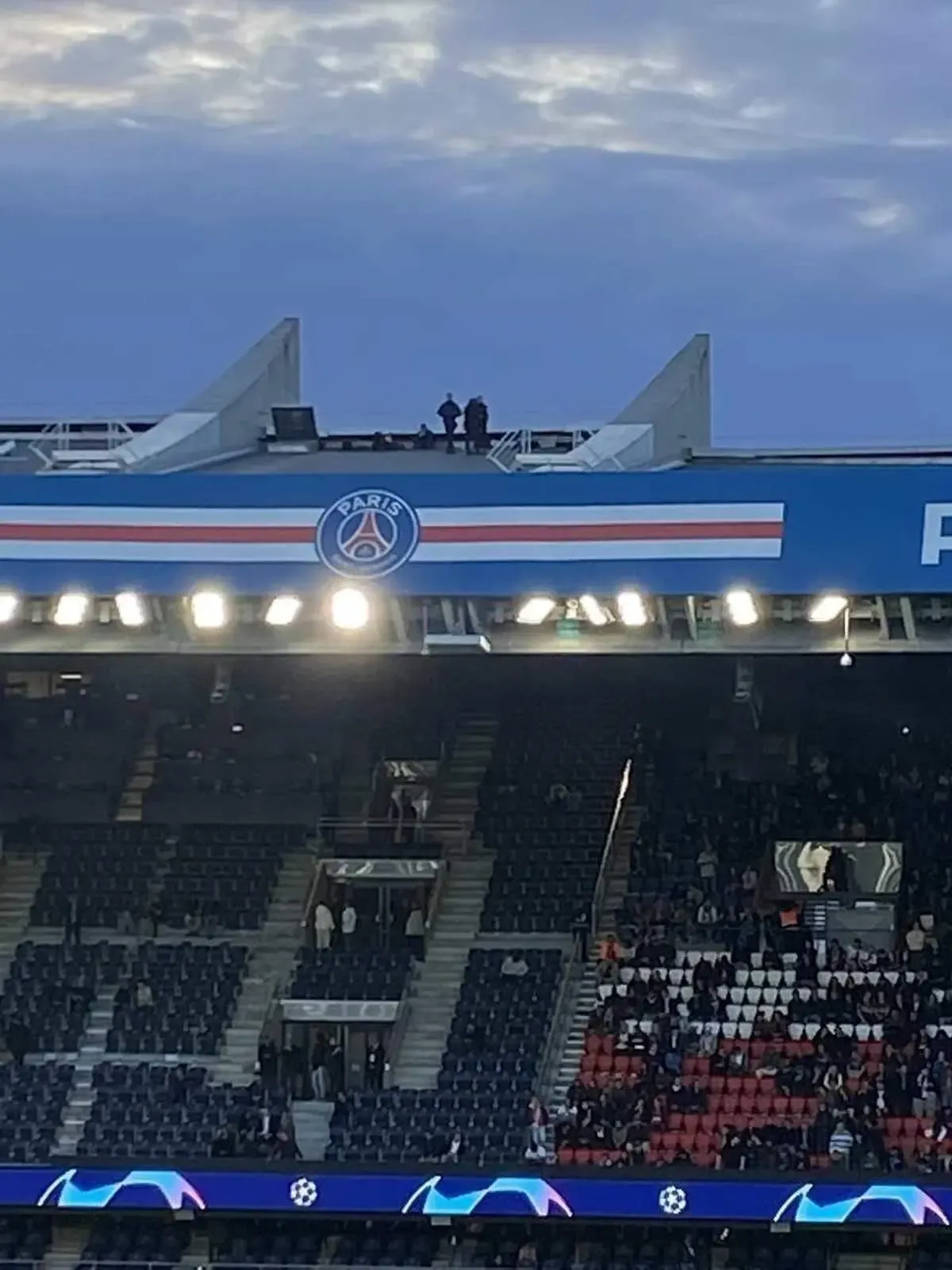 حضور تک تیراندازها در ورزشگاه پاری‌سن‌ژرمن پس از تهدید داعش/ عکس