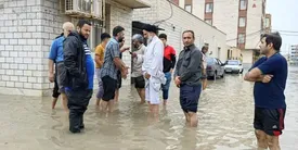 امام جمعه اهواز به مناطق آبگرفتگی رفت