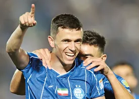 هدیه میلیونی ستاره آلبانیایی استقلال در سرمای زمستان