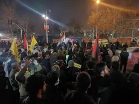 تجمع مقابل سفارت انگلیس