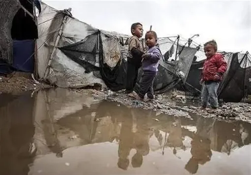 ببینید/ سیلاب در غزه چادر آوارگان را غرق کرد