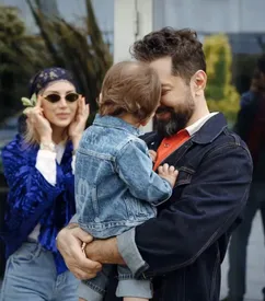 مراسم جشن سالگرد ازدواج بهرام رادان و مینا مختاری با حضور پسرشان/ عکس