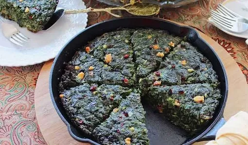طرز تهیه کوکو سبزی و سیب زمینی دو رنگ برای ۶ نفر/ ببینید