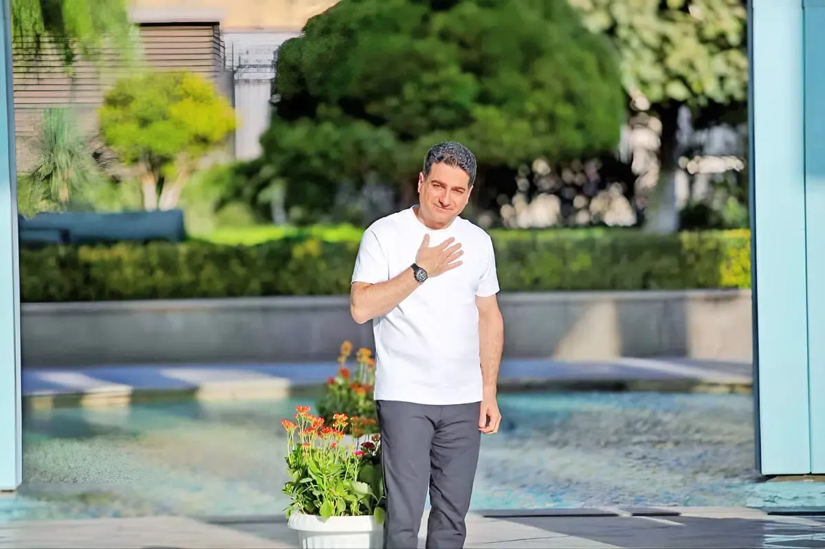 مرغ سحر در آزادی نغمه سر نمی‌دهد