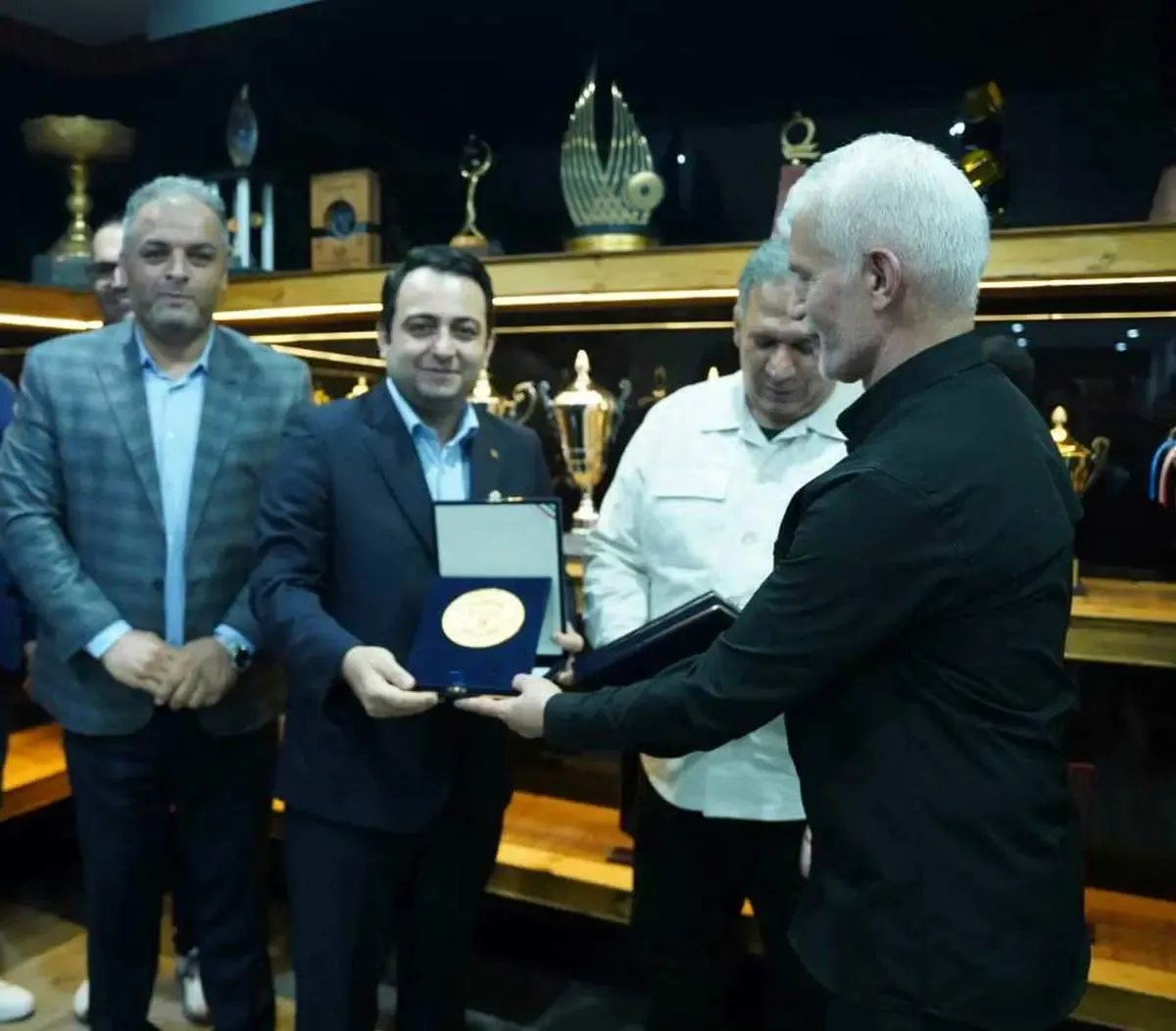 اهدای نشان ویژه فدراسیون وزنه‌برداری به محسن سیفی به پاس حمایت از قهرمانان کشور