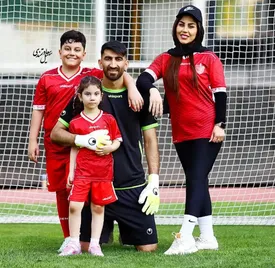 عکس جالب از حضور همسر و دختر بیرانوند در میان مردم دیشب در آزادی