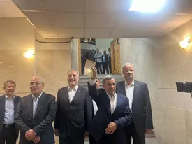 احمدی‌نژاد در ستاد انتخابات شوخی عجیب کرد!/ فیلم