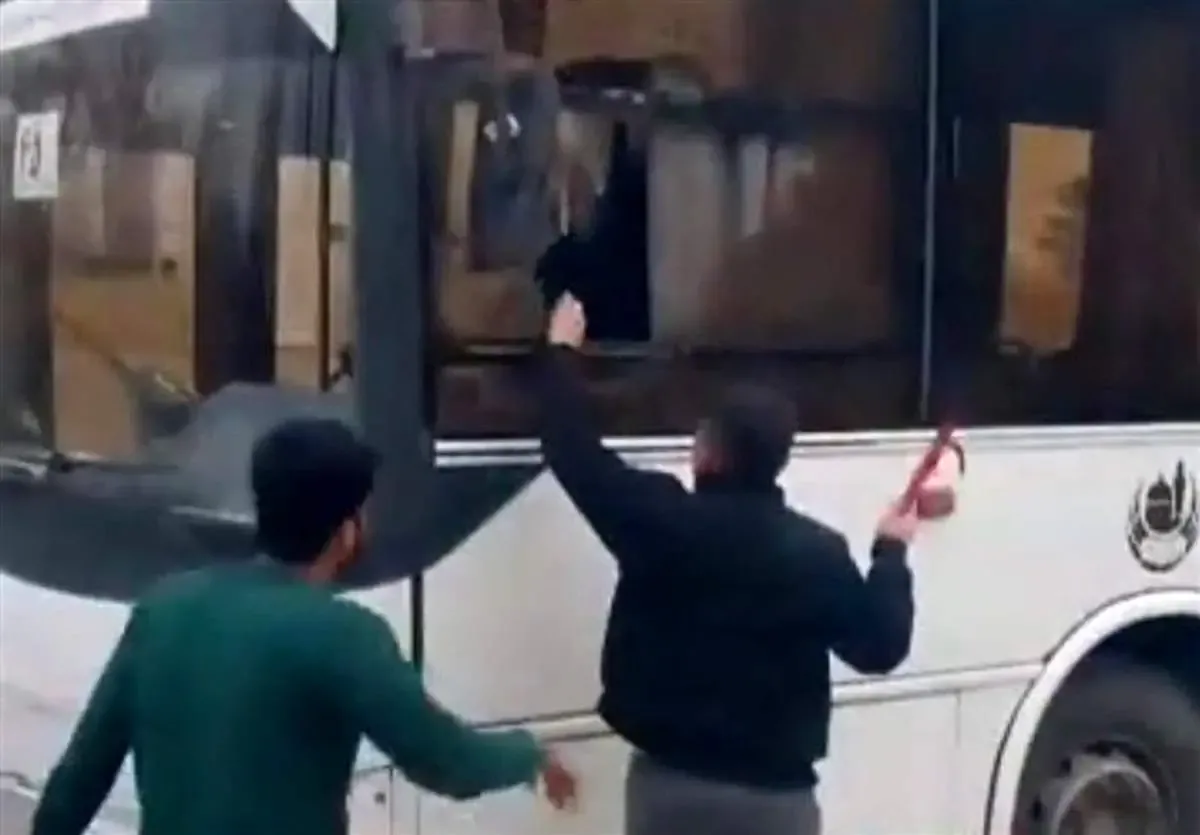 فیلم/ لحظه حمله اراذل و اوباش به اتوبوس شرکت واحد