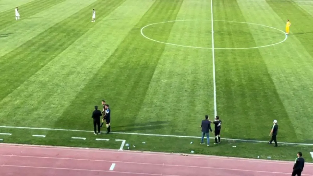 توقف در جریان حساس‌ترین بازی لیگ یک