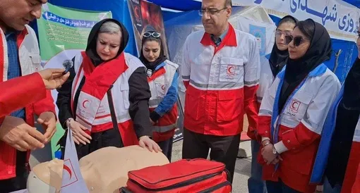 نعیمه نظام دوست در جمع نیروهای هلال احمر