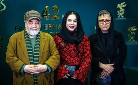 بوسه سینا مهراد به دستانِ آزیتا حاجیان در یک مراسم/ ببینید