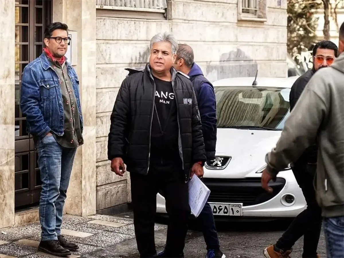 حامد بهداد با «عینک قرمز» به می‌آید