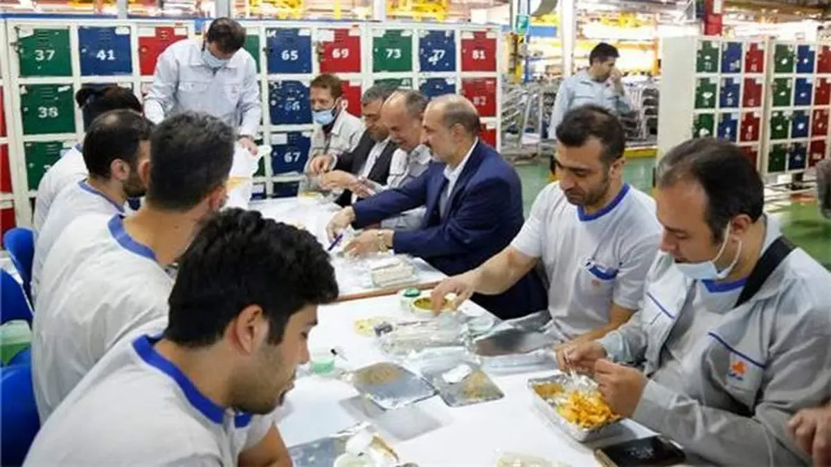 نشست صمیمی مدیرعامل گروه خودروسازی سایپا با كارگران خطوط تولید/ اعلام برنامه های تولید سال جاری به كارگران/ آمادگی كارگران خطوط تولید برای افزایش تولید خودرو