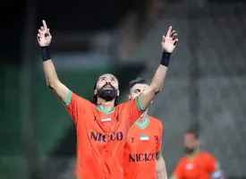 خوشحالم که نکونام دست روی من گذاشت