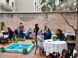 حاشیه جدید در مشهد: جمع‌آوری میز و صندلی کافه‌ها از پیاده‌رو | شهرداری: مصوبه داریم!