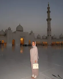 جورجینا با استایل محجبه در مسجد/ تصاویر