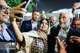 عکس خبرگزاری فارس از سلفی جلیلی با یک دختر جوان در یزد