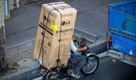 حمل یخچال با موتور در خیابانهای شهر!