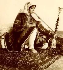 عکس جالب از قلیان کشیدن زنان ایرانی در دوران قاجار