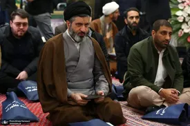 تصویری جدید از فرزند رهبر انقلاب در میان مردم/ عکس