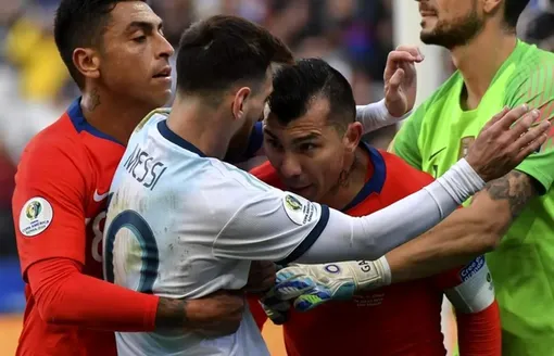 ببینید | درگیری شدید مسی با بازیکن حریف در رختکن | فوق ستاره اعصاب ندارد!