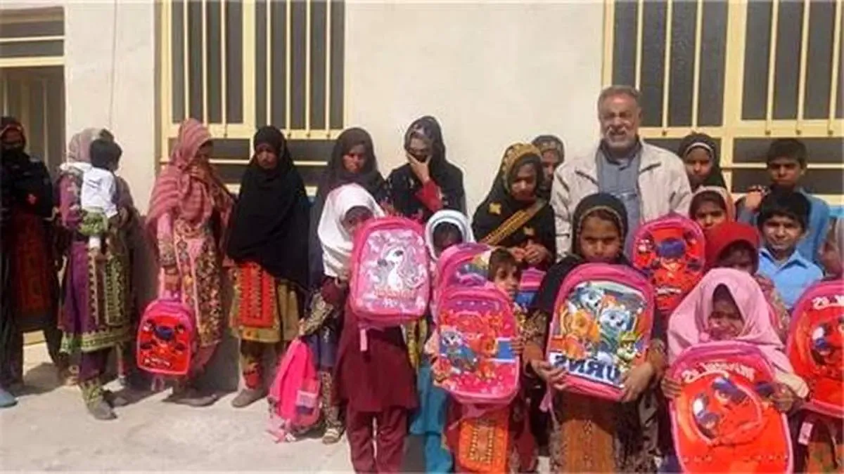 بنیاد نیکوکاری یاس بسته‌های آموزشی بین دانش آموزان مناطق سیل زده توزیع کرد