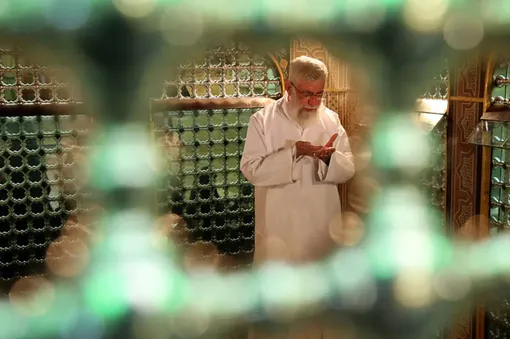 غبارروبی مضجع مطهر حضرت امام رضا (علیه‌السلام) با حضور رهبر انقلاب / منبع khamenei.ir