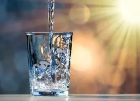 آب و سلامت/ از کنترل دیابت تا کاهش فشار خون با نوشیدن مقدار مناسب آب