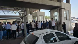 مادران با عکس فرزندان مفقود مقابل بندر تجمع کردند