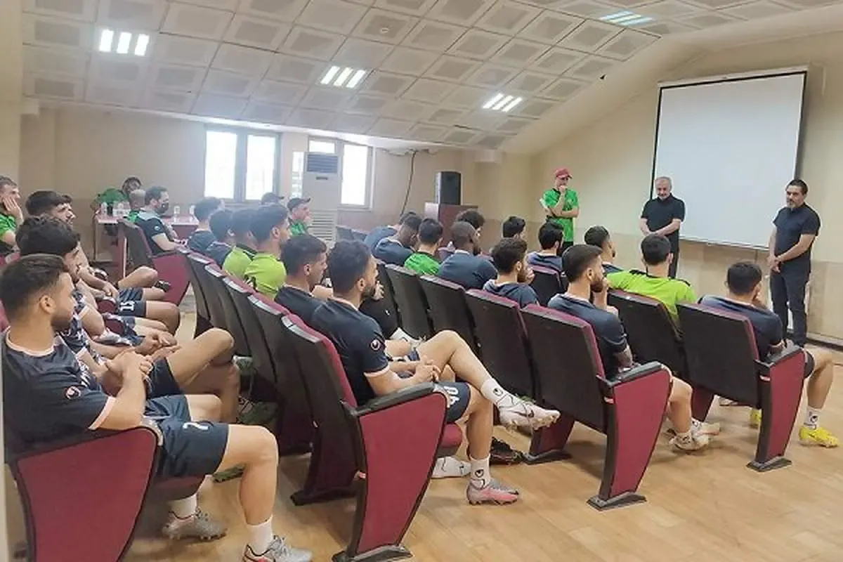 درویش در جمع معترضان پرسپولیس: ناچار بودم!/ عکس