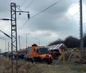 اولین تصاویر از چپ کردن قطار مترو صادقیه تهران