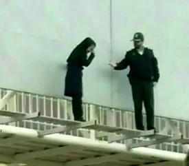 نجات جان زنی که از بالای پلی در قزوین قصد خودکشی داشت