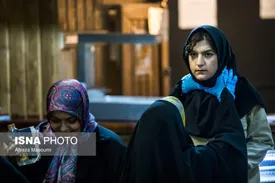 بازرسی بدنی یک داوطلب دختر کنکور / عکس