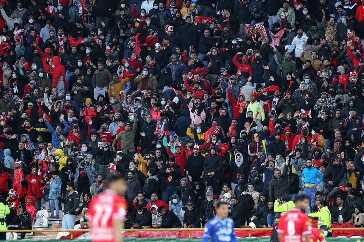 پرسپولیسی‌ها در ورزشگاه دارند به نکونام فحش می دهند!