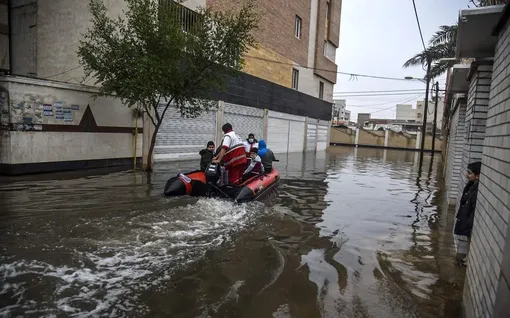 رفع آب‌گرفتگی با کمک مردم و گروه‌های جهادی - اهواز/عکس : محمدرضا صالحی