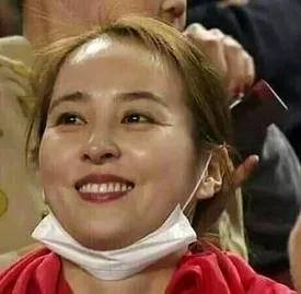 «سوسانو» در بین تماشاگران بازی کره و استرالیا / عکس