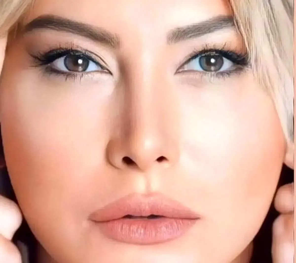 گل‌های بهاری روی روسری فریبا نادری/  عکس