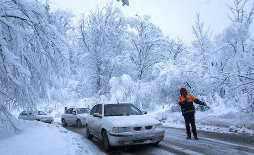 تلاش راهداران در جاده های برفی گلستان/ عکس :راحله حصاری