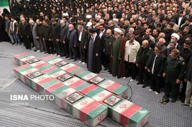 اقامه نماز رهبر انقلاب بر پیکر سرلشکر پاسدار محمدرضا زاهدی و جمعی از همرزمانش