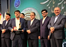 اعطای نشان عالی برکت به مدیرعامل بانک پارسیان/ تقدیر رئیسکل بانک مرکزی از حمایتهای بانک پارسیان در رونق تولید و اشتغالزایی