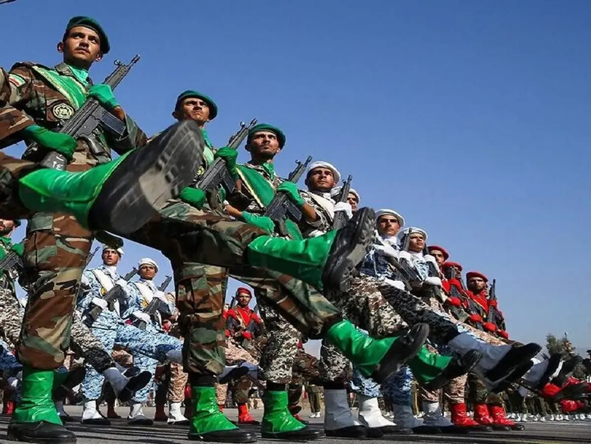 تتوی روی گردن یک سرباز در رژه ارتش حاشیه ساز شد+عکس