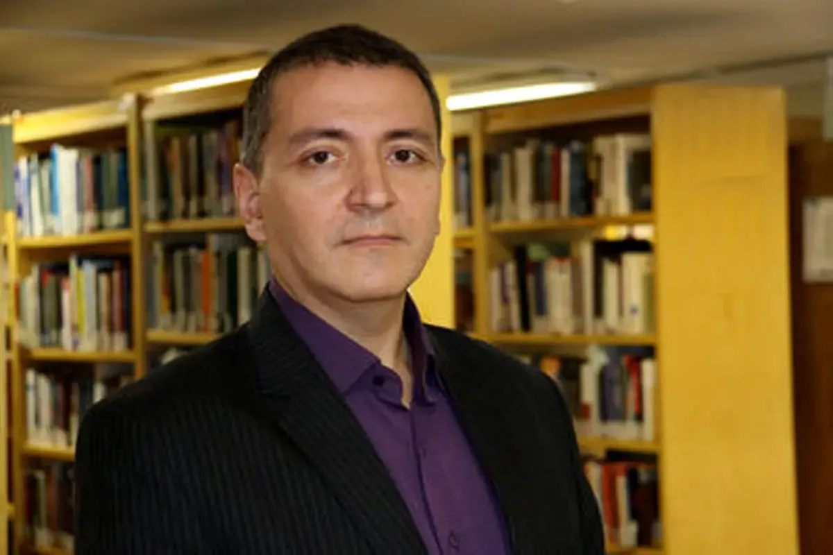 شعر باید در سیاست نفوذ کند