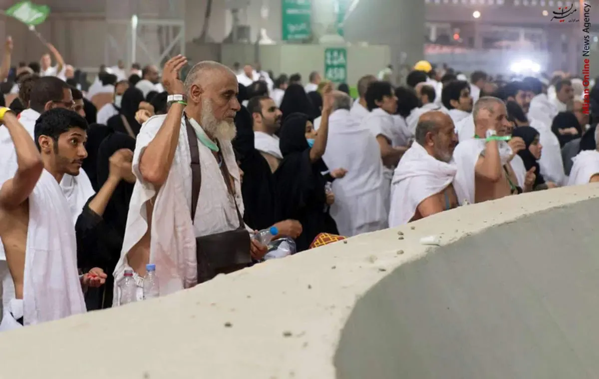 ببینید | روش دیدنی یکی از حجاج در سنگ‌زدن به شیطان