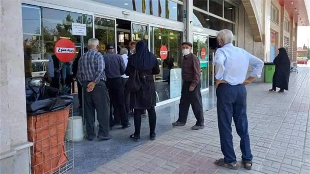 برای خرید مرغ در نصف جهان باید از قبل ثبت‌نام کرد/ ازدحام شهروندان به خاطر 6 هزار تومان اختلاف قیمت